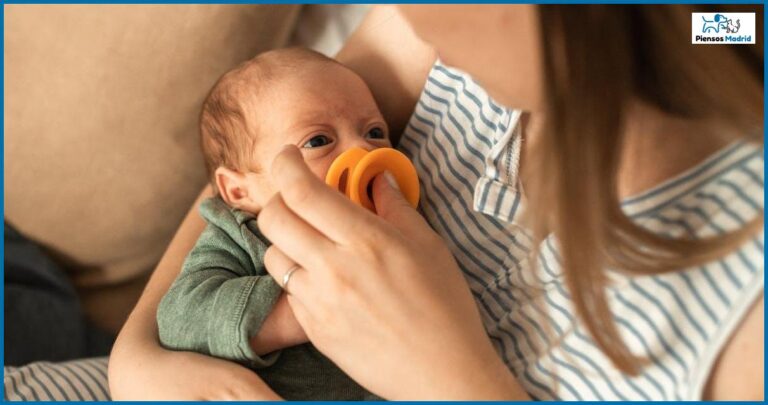 ¿Qué ocurre si mi bebé come comida para perro? ¿Qué ocurre si mi bebé come comida para perro?
